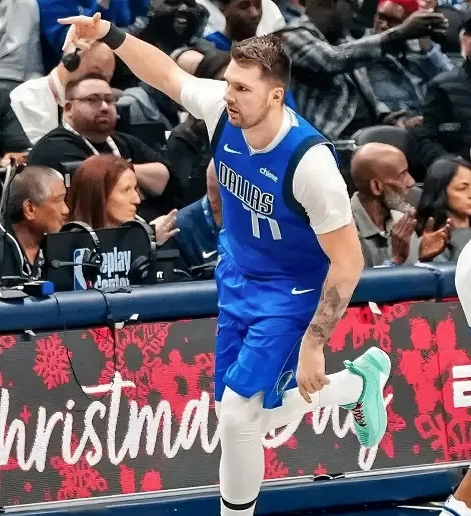 黑白直播-莱万多夫斯基在独行侠比赛中表现优异，领先优势明显引发热议！