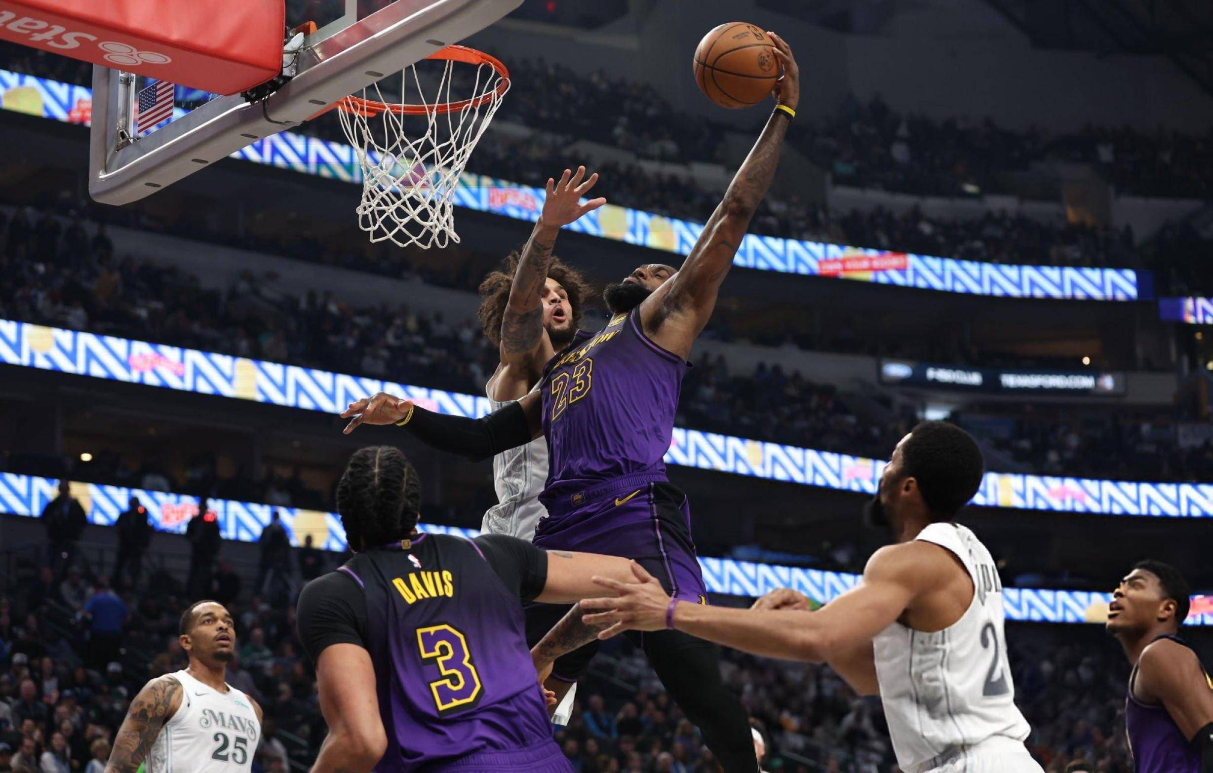 黑白体育-詹姆斯重返赛场，爆冷首场状态出色，MAD观众沸腾！