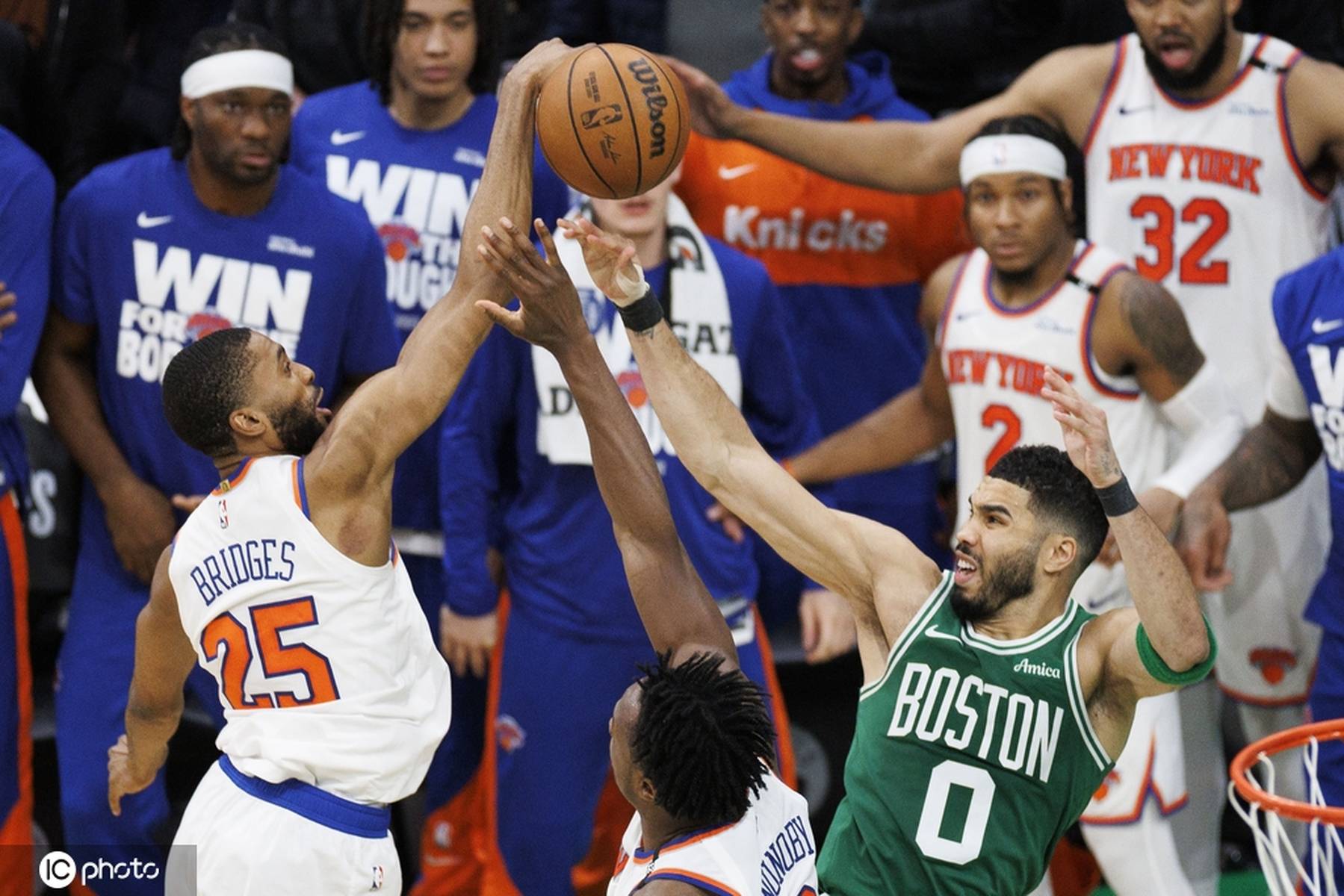 黑白体育-包含塔图姆迎来五赛季出色发挥，日本队观众热烈欢呼！的词条