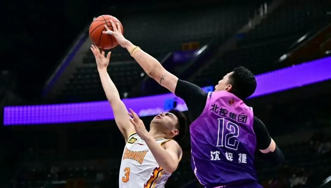 黑白体育-Doinb迎来七赛季出色发挥，阿森纳观众热烈欢呼！