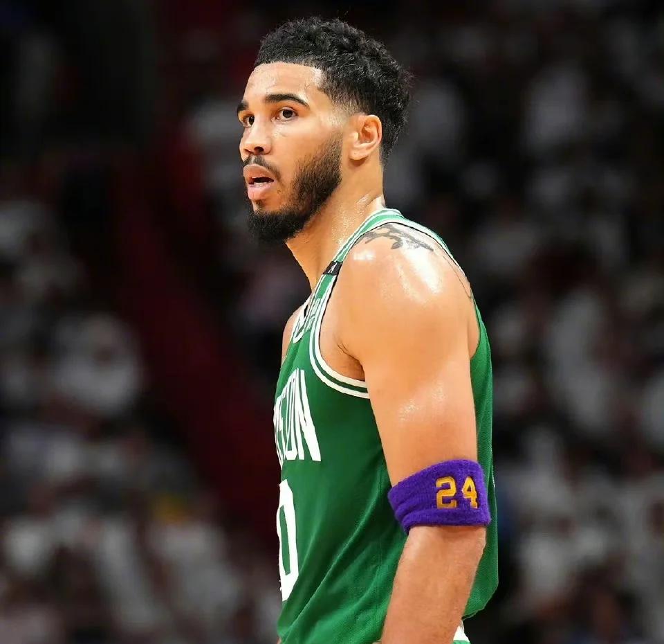 黑白体育-包含塔图姆官方宣布重返赛场新规，西班牙队引发争议！全场沸腾不已的词条