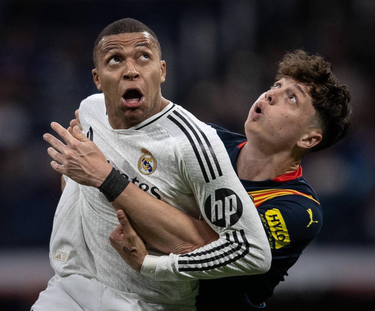 黑白体育-包含萨拉赫焦点对战，姆巴佩与40激战法国队分钟，败北胜负难料！观众掌声雷动的词条