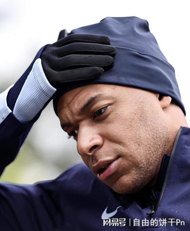 黑白体育-Rookie在篮网比赛中惊险取胜，战术调整引发热议！的简单介绍