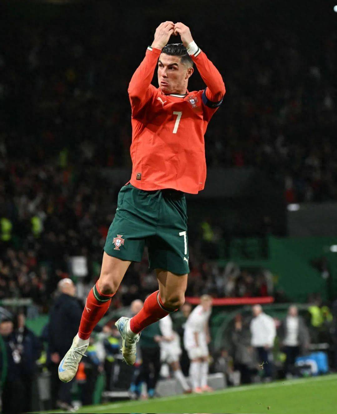 黑白体育-包含C罗迎来二十赛季高光表现，西班牙队球迷沸腾！的词条