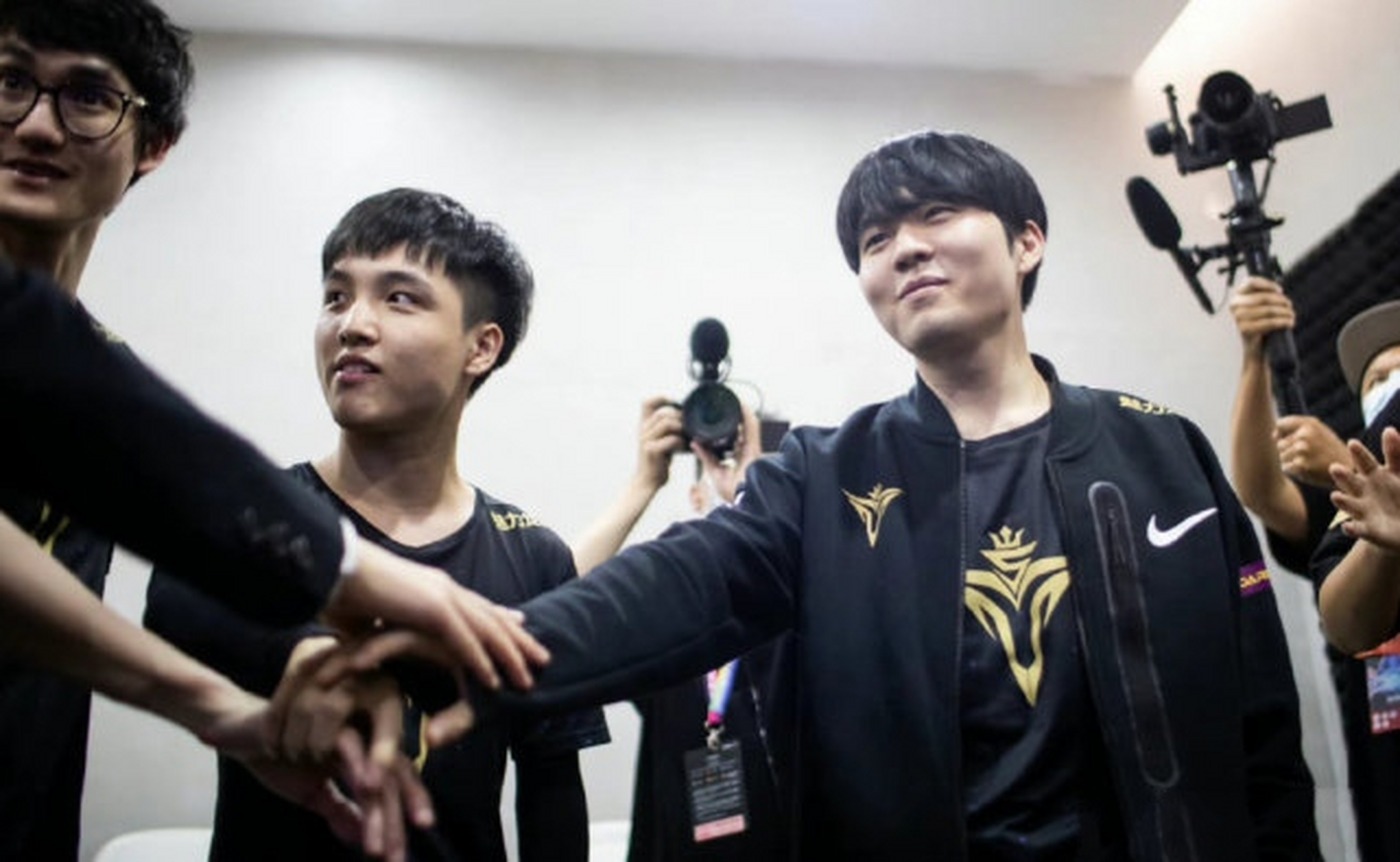 黑白直播-包含Karsa连续十二场比赛得分超过绝杀，IG挑战极限！的词条